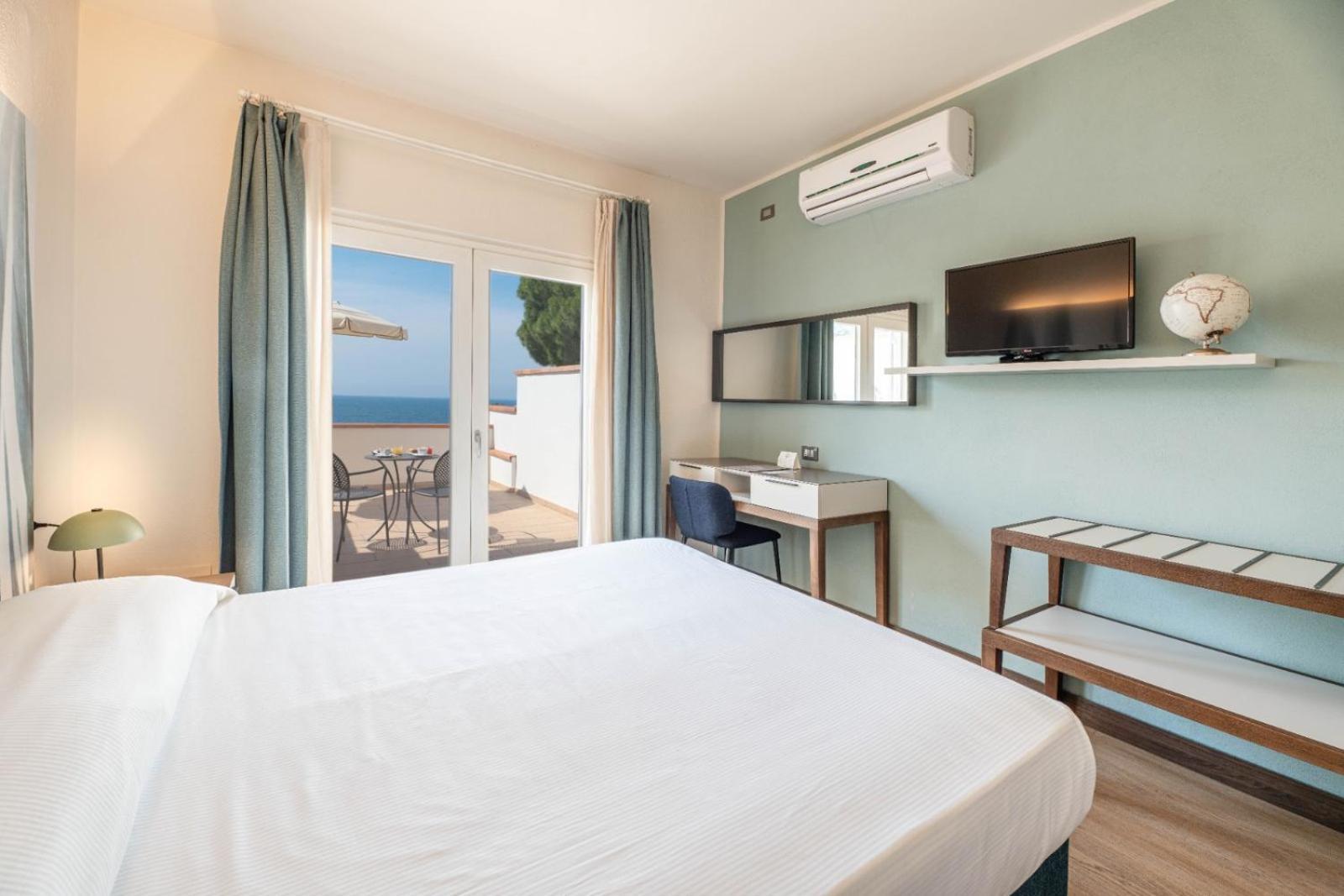 Hotel Baia Imperiale Spiaggia di Cavoli Εξωτερικό φωτογραφία