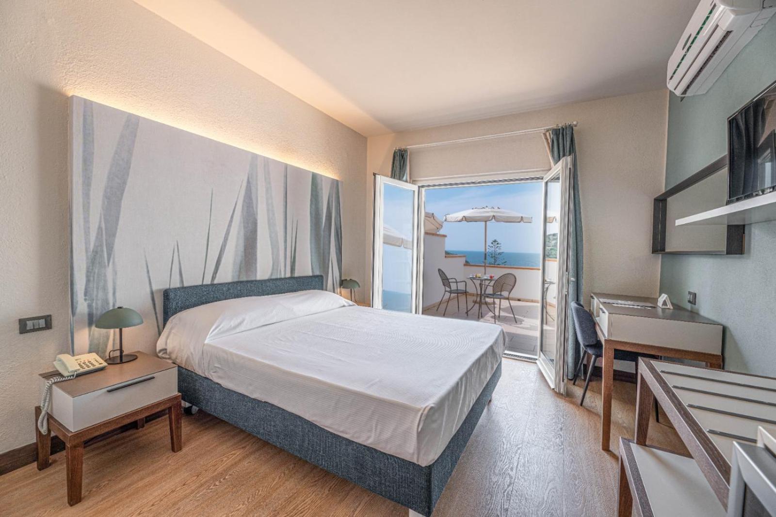 Hotel Baia Imperiale Spiaggia di Cavoli Εξωτερικό φωτογραφία